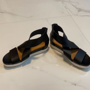 CLEARANCE**Universal Thread black strap sandals